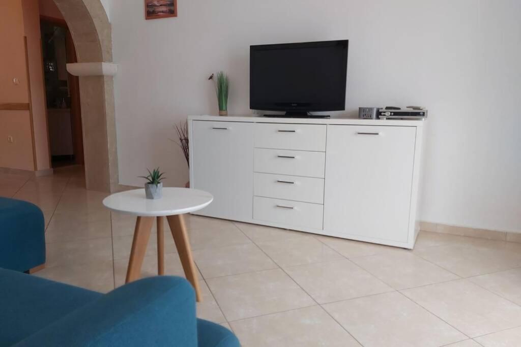 Beautiful Apartment 80 M From The Sea Marusici  Exterior photo